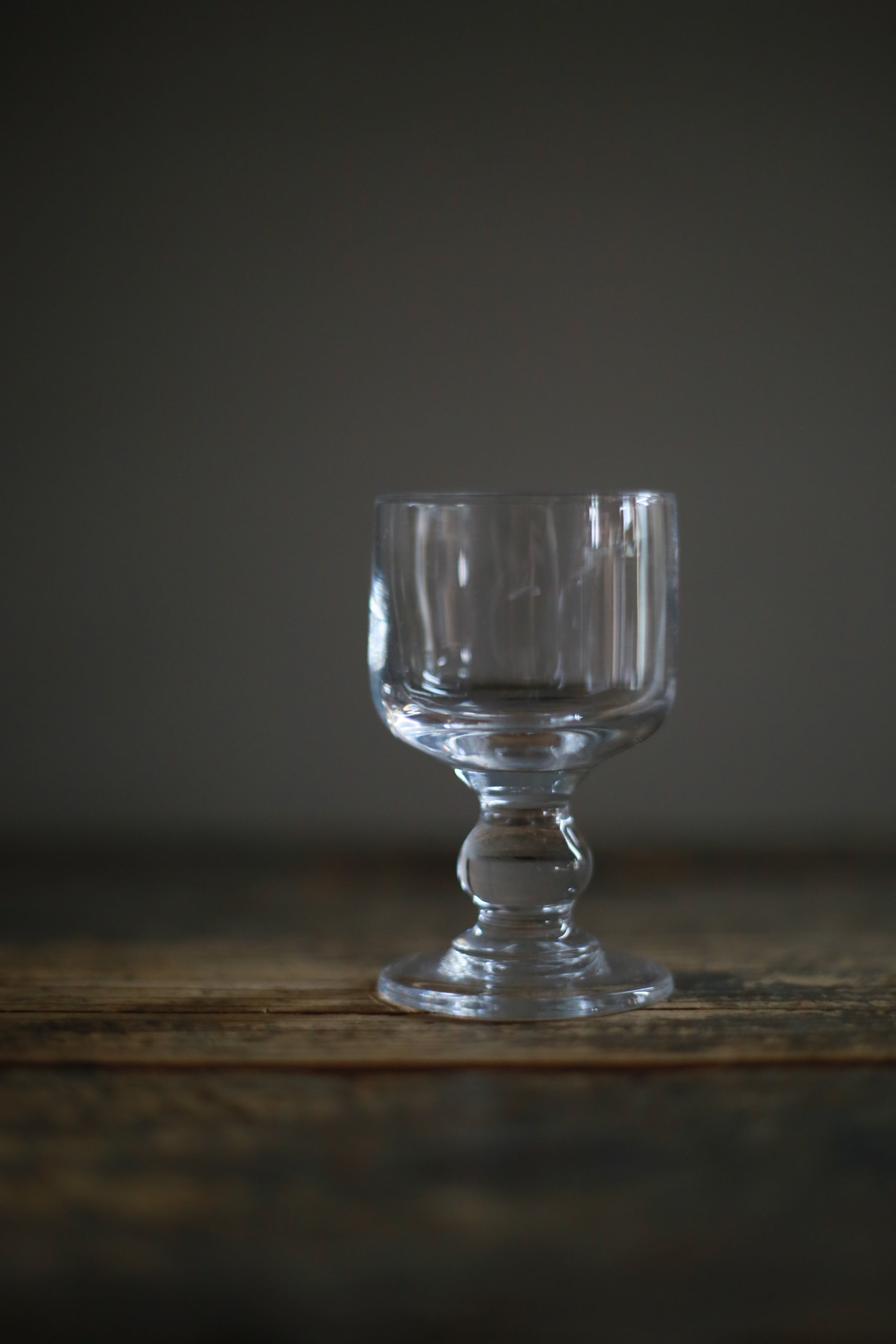 古いフランスの脚付きグラス