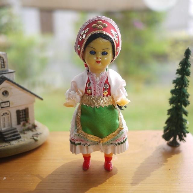 赤い帽子の女の子　民族衣装人形