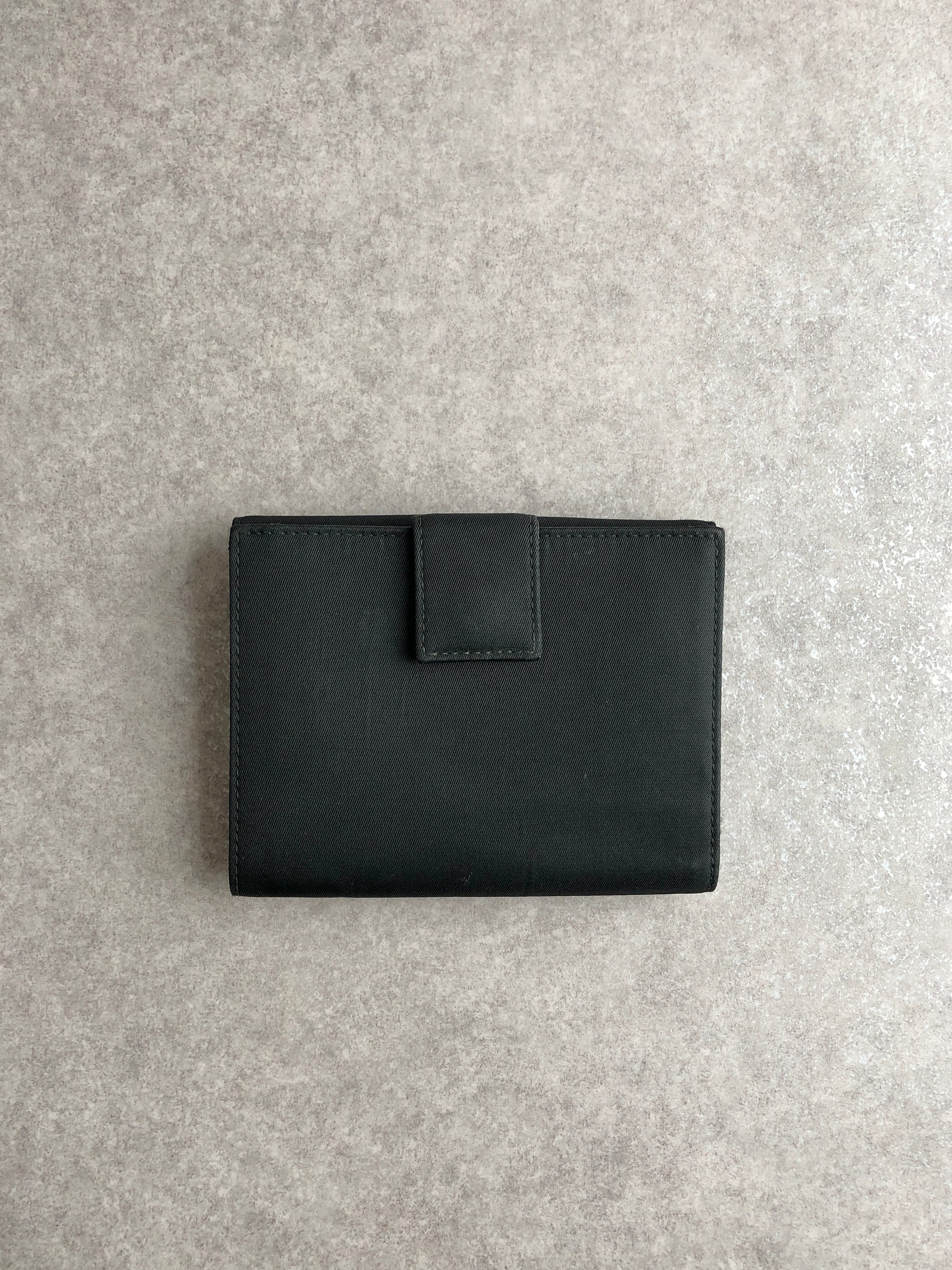 PRADA プラダ 財布 ブラック トライアングルロゴ ナイロン 2つ折り