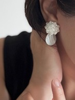 Perla（ぺルラ）ー 職人仕立てのビーズドームと白蝶貝のピアス/イヤリング