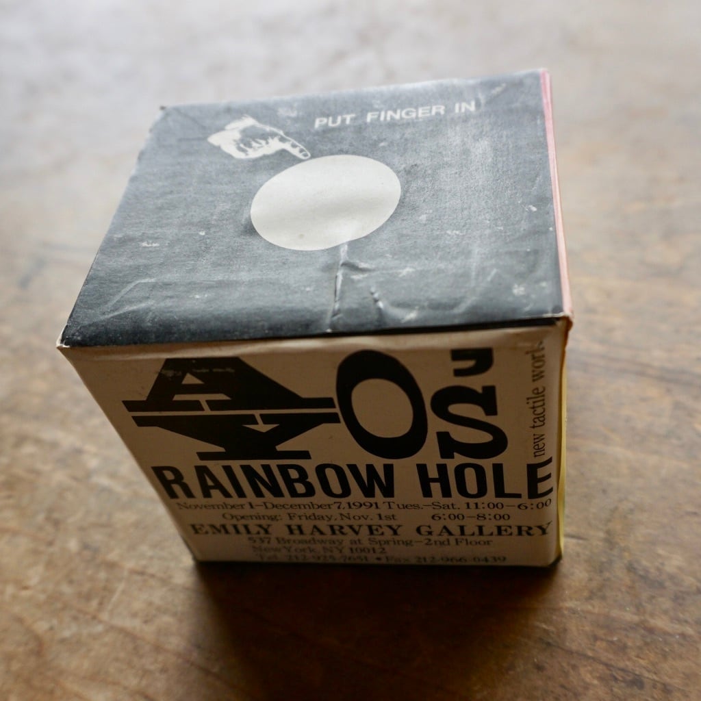 【絶版マルチプル　サイン入り】靉嘔 フィンガーボックス　AY-O Finger box "Rainbow hole" and "Black hole", 1991　[306043950]