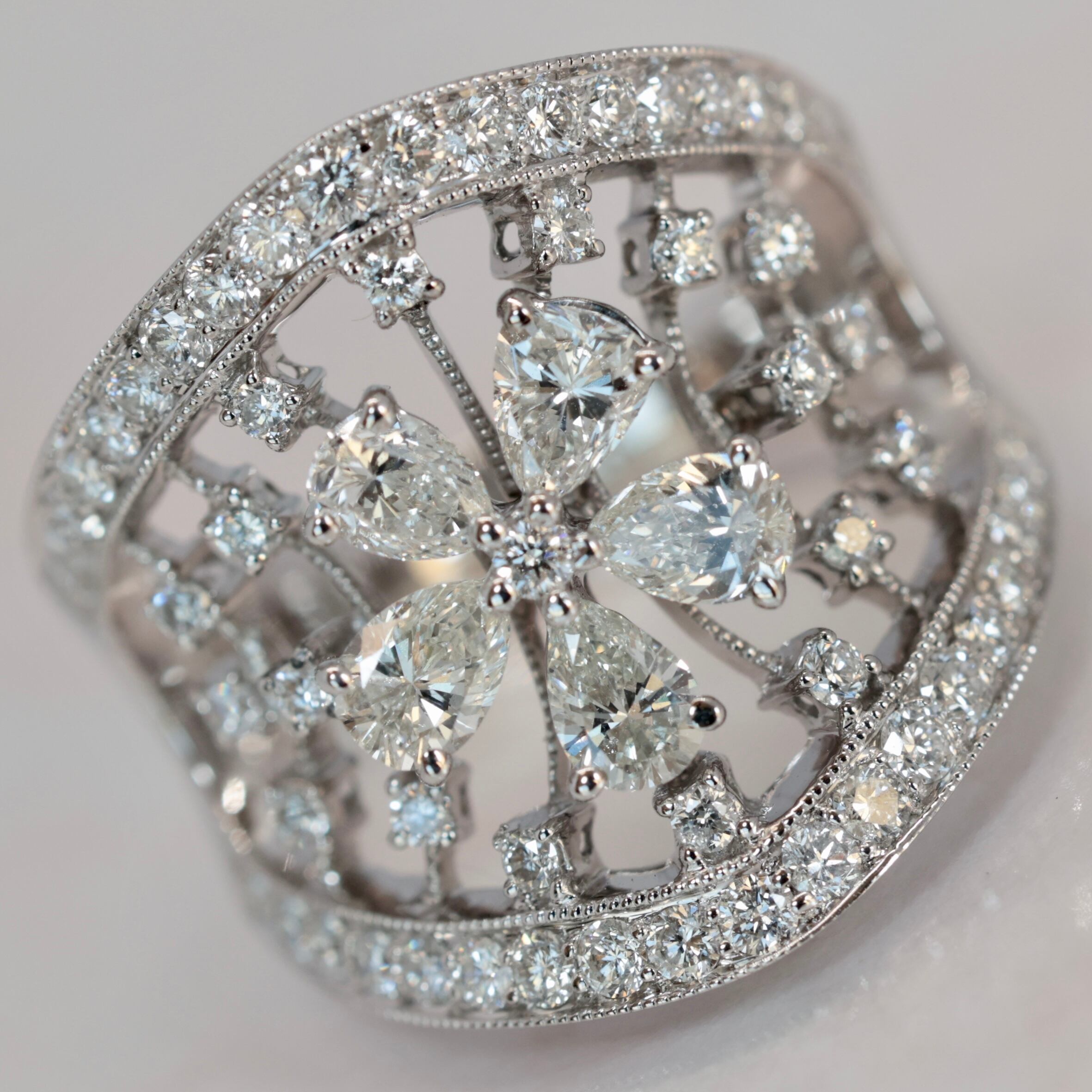 K18 WG ダイヤモンド 1.84ct リング ペアシェイプ 透かし彫り ミル打ち 