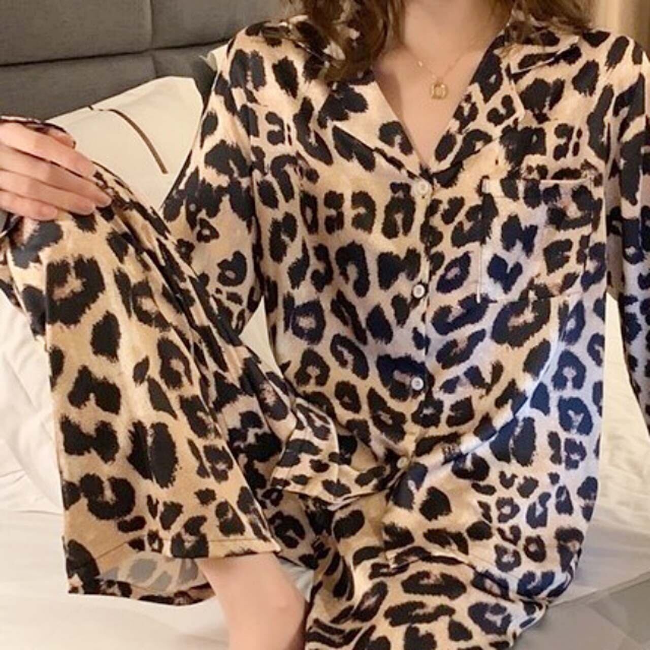 【送料無料】 アニマル柄 ルームウェア パジャマ ヒョウ柄 レオパード 長袖 韓国 レディース オルチャン ひょう柄 2点セット 襟付き 豹柄 レオパード 上下セット ルーズ 大人可愛い シンプル きれいめ カジュアル 大人 おしゃれ お洒落 こなれ感 抜け感 かっこいい ラブリー フェミニン M L XL 2XL 白 ホワイト 秋 冬 10代 20代 30代 40代 50代 部屋着 旅行 休日 普段使い デイリー コーデ トレンド インスタ映え 楽チン