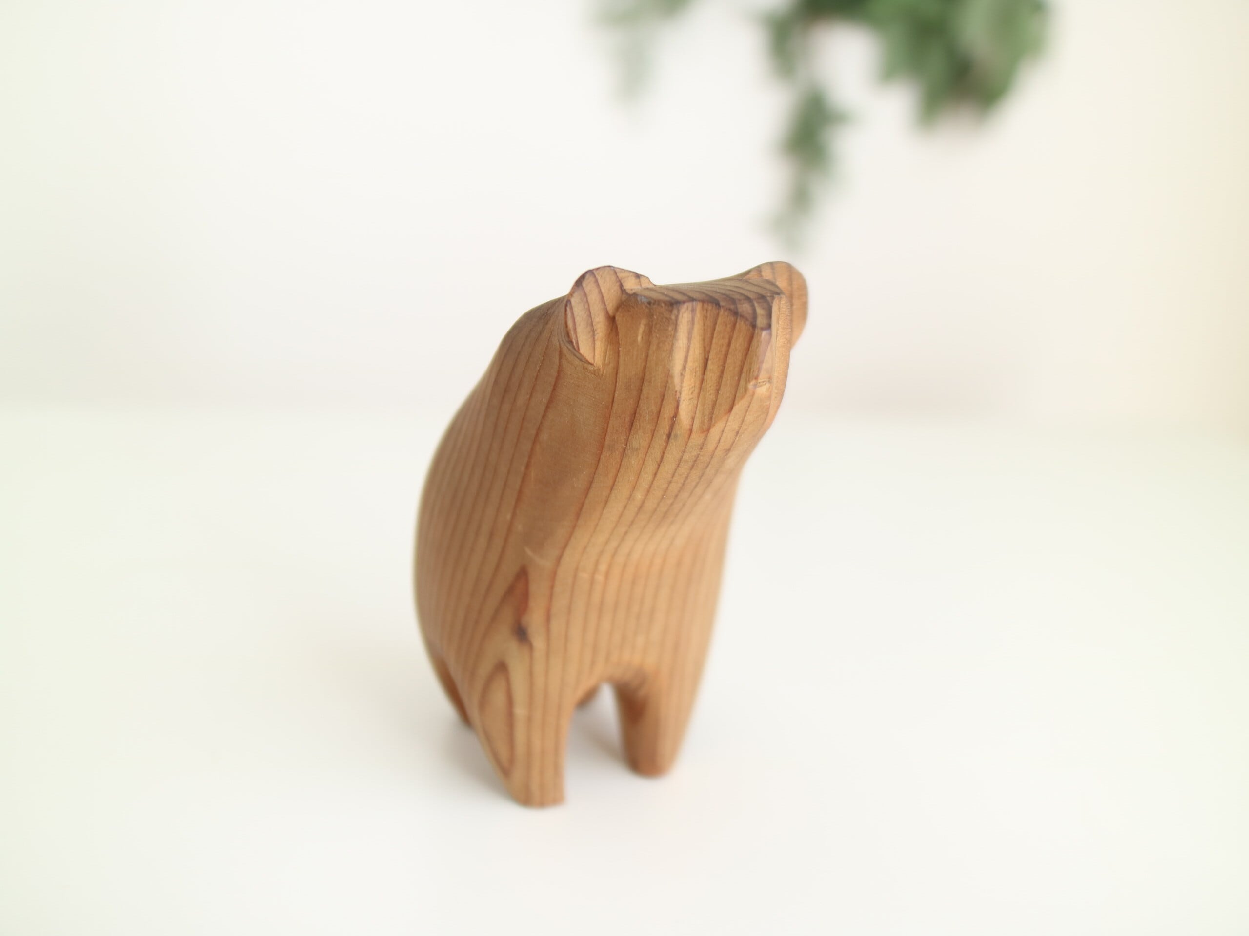 スウェーデンで見つけた木彫りのクマオブジェ No.5674 | Taloni 〜北欧