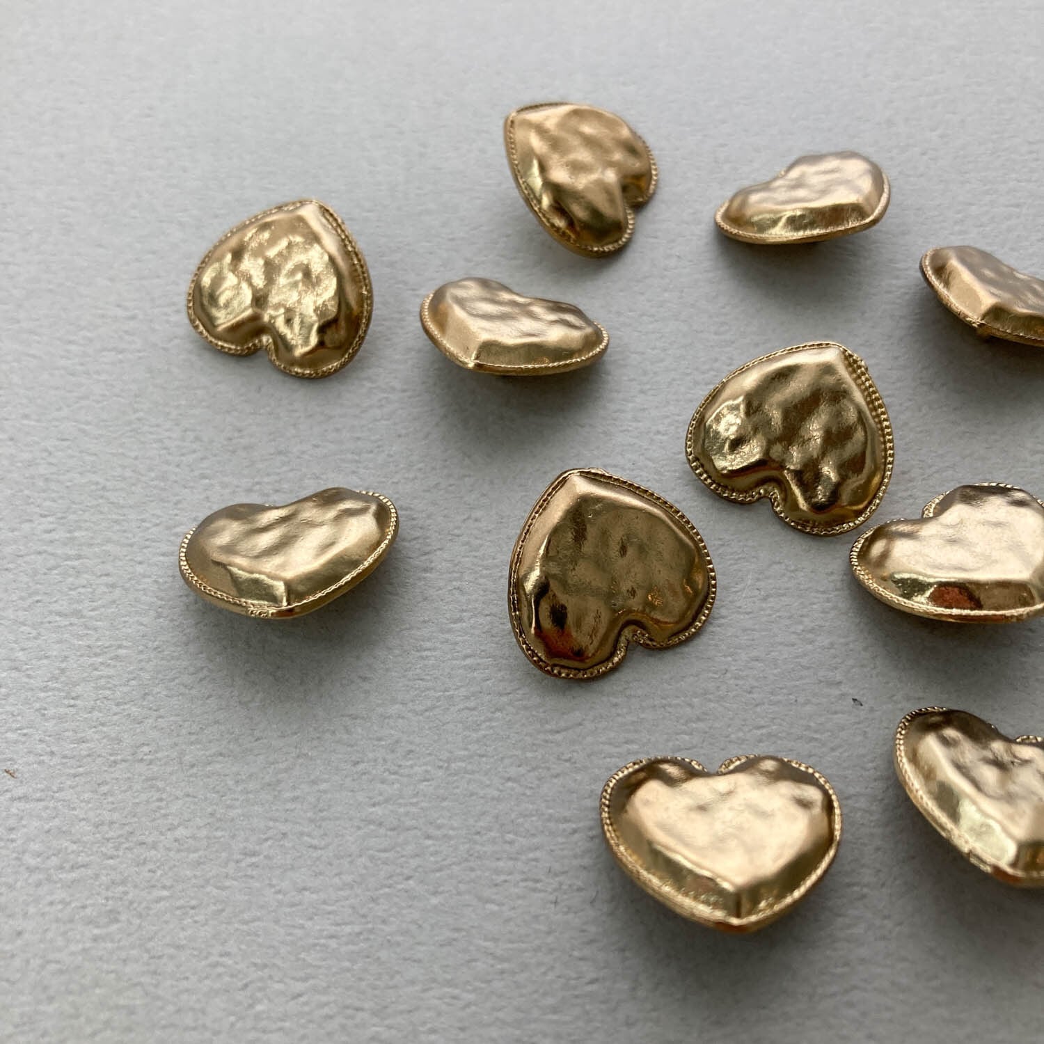 いびつハートメタルボタン（17mm） | Dua-アクセサリーパーツショップ