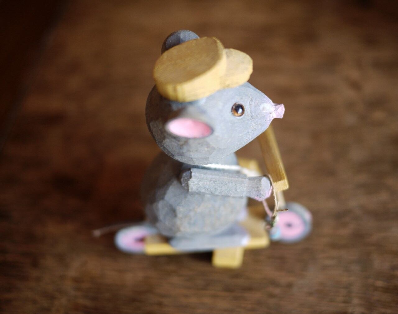 ねずみのお仕事 郵便屋さん 木彫り ドイツ | こりすのパン屋Base店