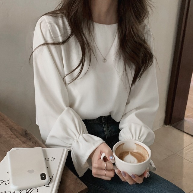 トップス カットソー 白トップス 袖あり 長袖 ボリューム袖 フレアスリーブ ラウンドネック ストレート Iライン 薄手 かわいい 大人可愛い きれいめ シンプル 大人 おしゃれ お洒落 大人可愛い 大人女子 こなれ感 ラブリー キュート ガーリー エレガント 主役級 存在感 とろみ感 抜け感 無地 春 秋 10代 20代 30代 レディース 女性用 ママ OL 学生 通学 デート お出かけ 女子会 休日 イベント 旅行 ホテル レストラン 着回し 普段使い モテ S M L 白 ホワイト