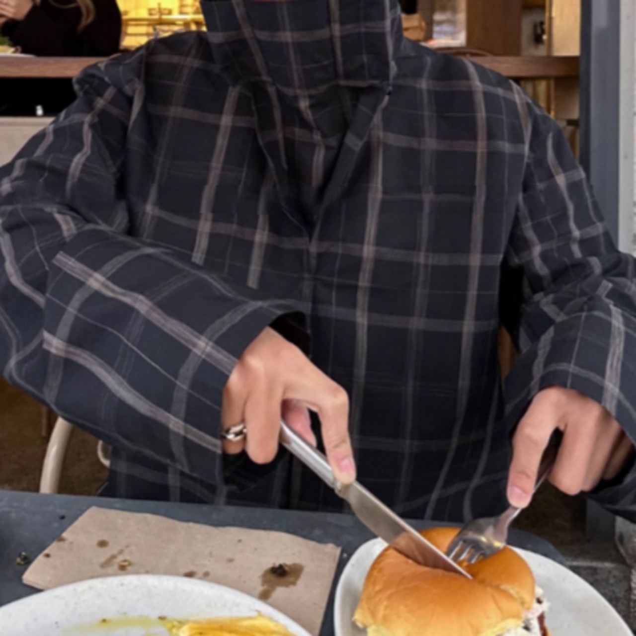 チェック柄プリーツネックデザインシャツ　0867