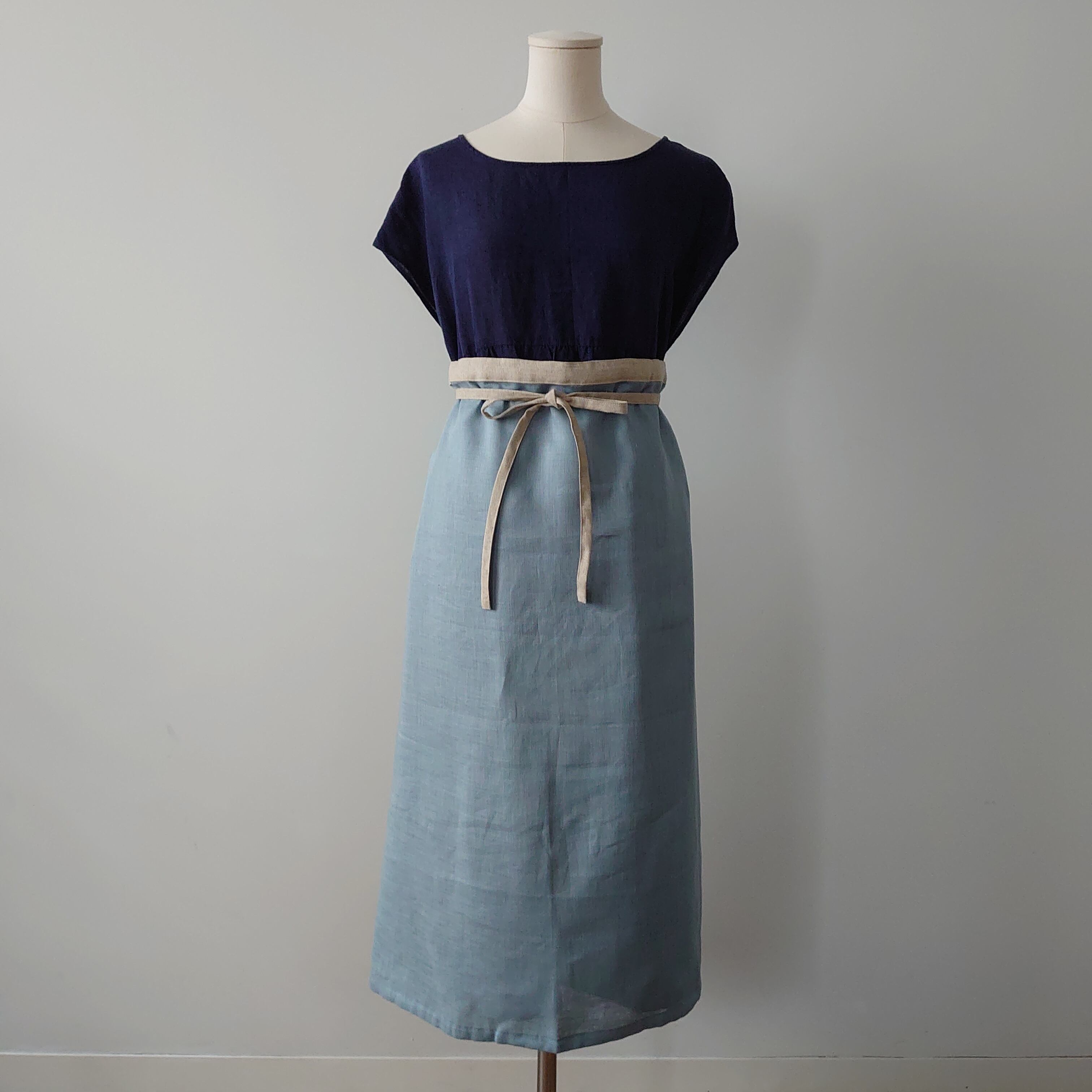 1枚布で簡易バッグにもなるエプロン おとな用 サックスブルー/生成り