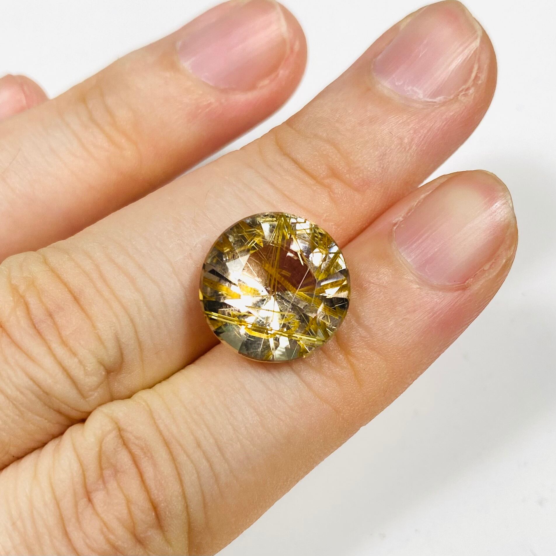 繊細かつ大胆なルチルクオーツ