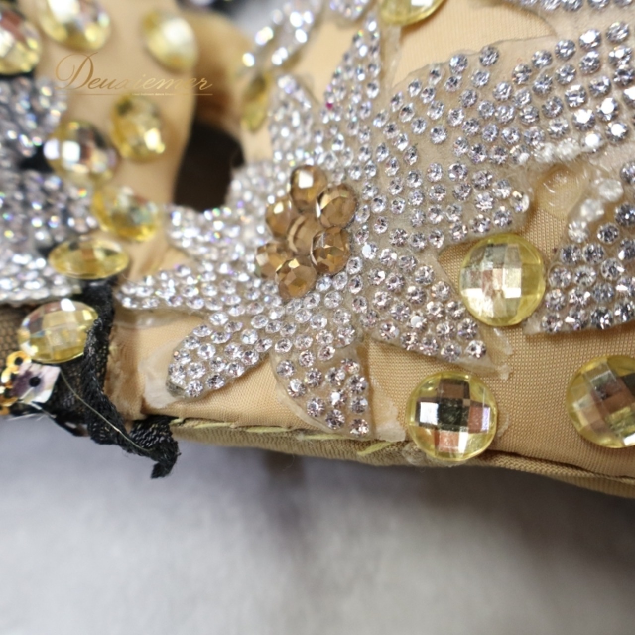 ベリーダンス オリエンタル 衣装 上下セット クイーン Queen イエロー系 トップス スカート 黄 黒 花 ラインストーン スパンコール 豪華 装飾 キラキラ ステージ イベント ダンス衣装 ブラック系