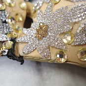 ベリーダンス オリエンタル 衣装 上下セット クイーン Queen イエロー系 トップス スカート 黄 黒 花 ラインストーン スパンコール 豪華 装飾 キラキラ ステージ イベント ダンス衣装 ブラック系