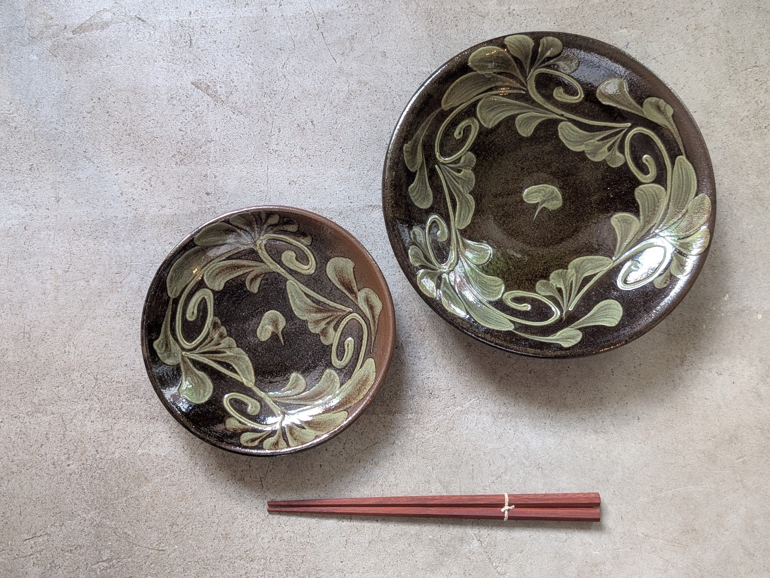 やちむん 皿7寸（イッチンゴス白） | 陶眞窯 | inoya | Basic Life