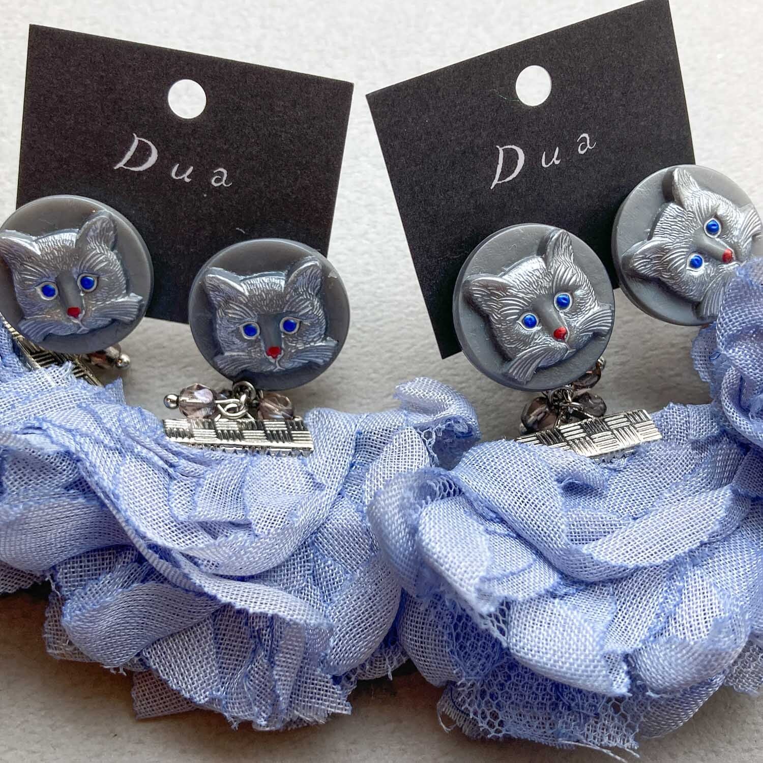 チェコ猫ボタンと青紫タッセルリボンの〈ピアス/イヤリング〉 | Dua
