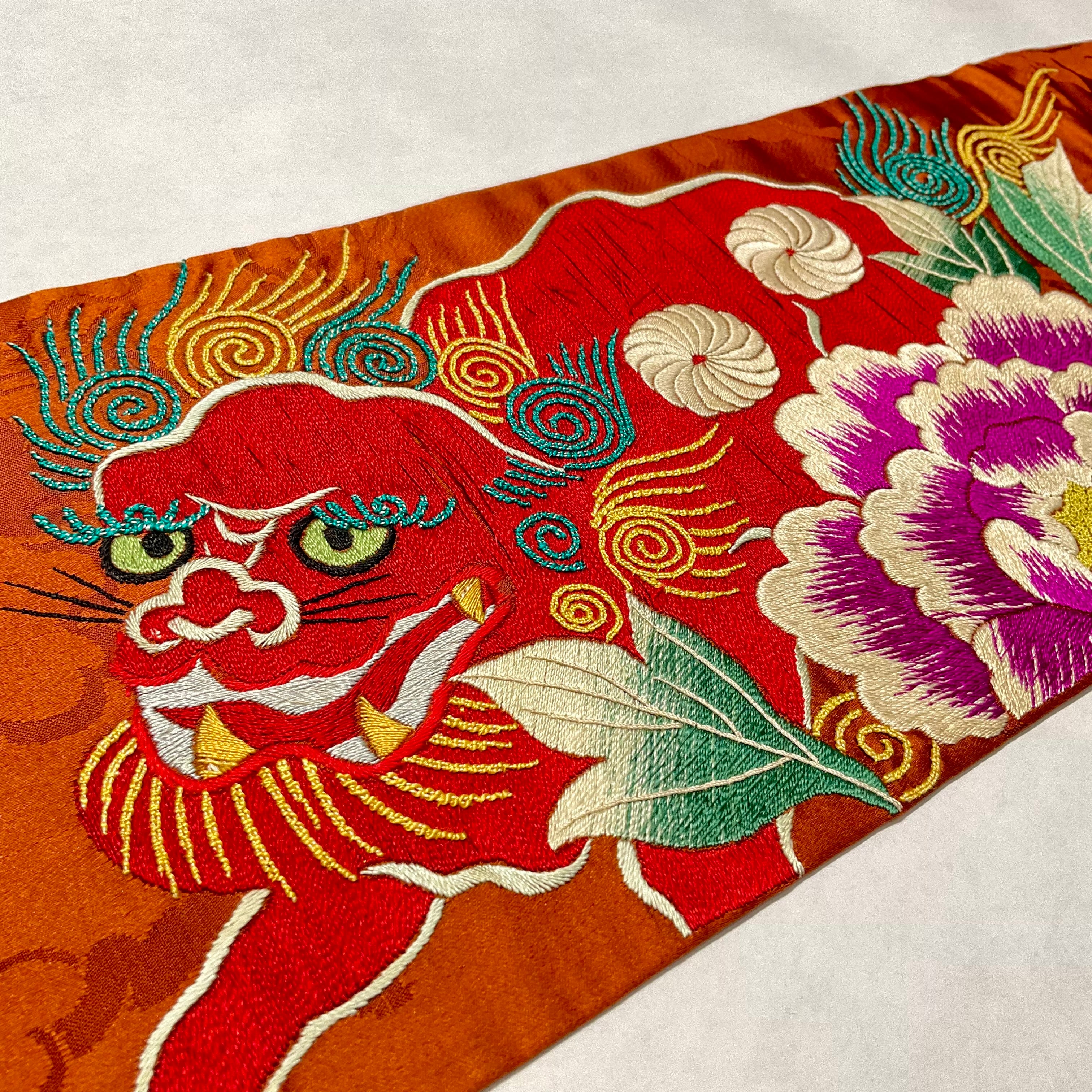 牡丹と獅子*刺繍帯 唐獅子 ボタン 茶繻子 アンティーク名古屋帯 牡丹と獅子*刺繍帯 唐獅子 ボタン 茶繻子 アンティーク名古屋帯