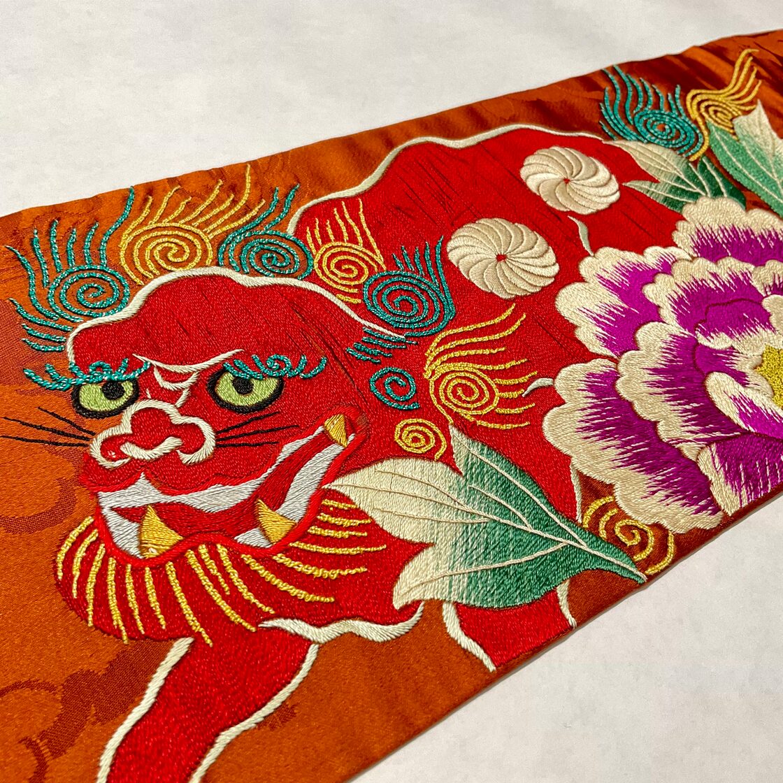 牡丹と獅子＊刺繍帯 唐獅子 ボタン 茶繻子 アンティーク名古屋帯 A464 