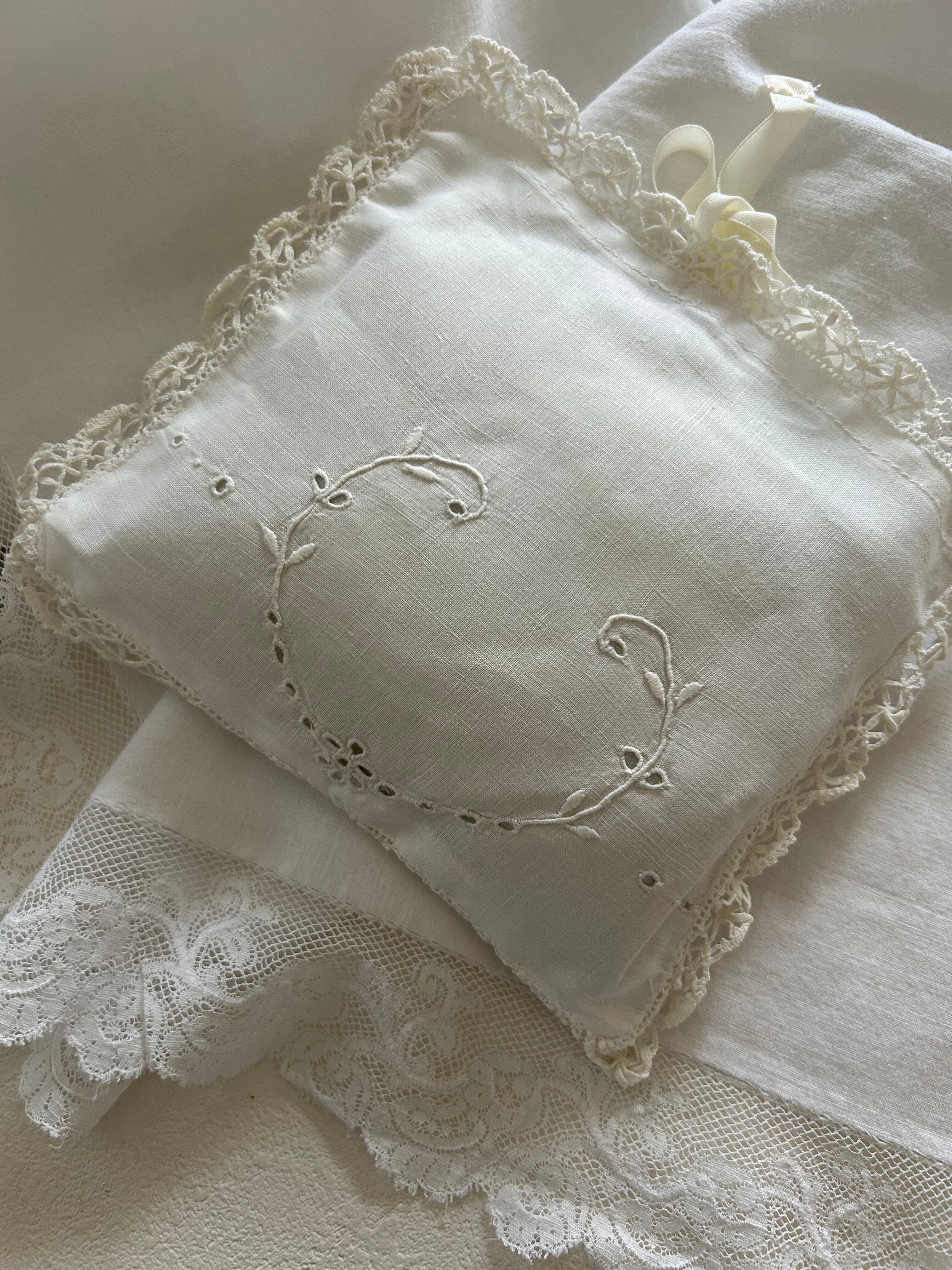 最終 英国Vintage ラベンダーのサシェバッグ サシェ ホワイト刺繍 ハート カットワーク刺繍 インテリア 撮影小物