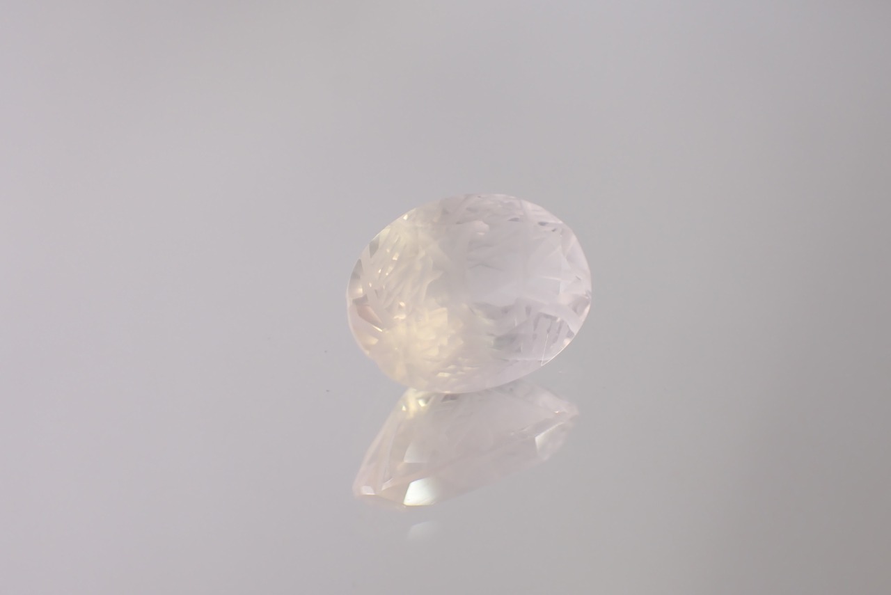 ローズクォーツ(裏彫り彫刻カット)　5.33ct　[C7‐672]