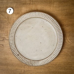 白マット釉 しのぎ 7寸プレート（中皿・メインディッシュ・デザート皿）／くるり窯