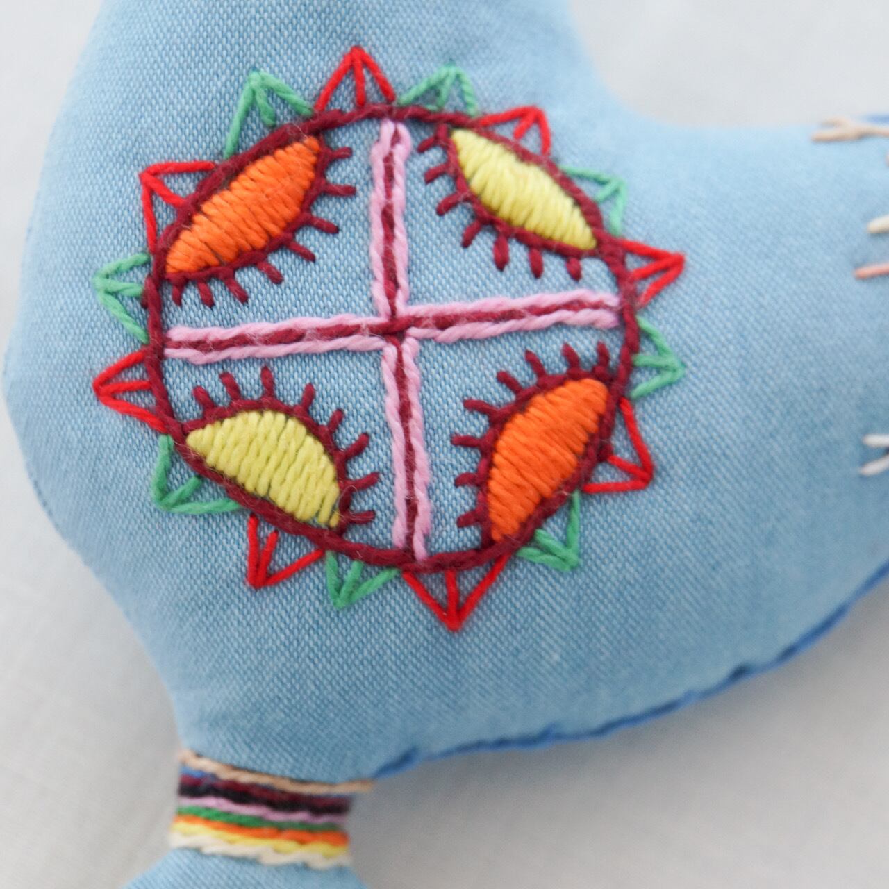 エストニア 刺繍のぬいぐるみ とり | Anneli folkcraft