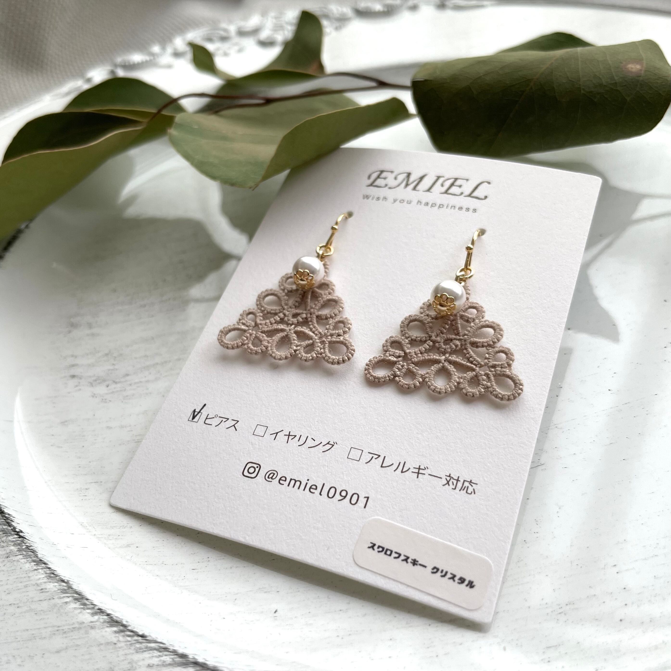 柔らかな緑 三角ピアス  イヤリング ﾋﾟｱｽ ⁄ ｲﾔﾘﾝｸﾞ Green＊M＊ｽｸｴｱ 2way選択可能 レジン 緑 グリーン