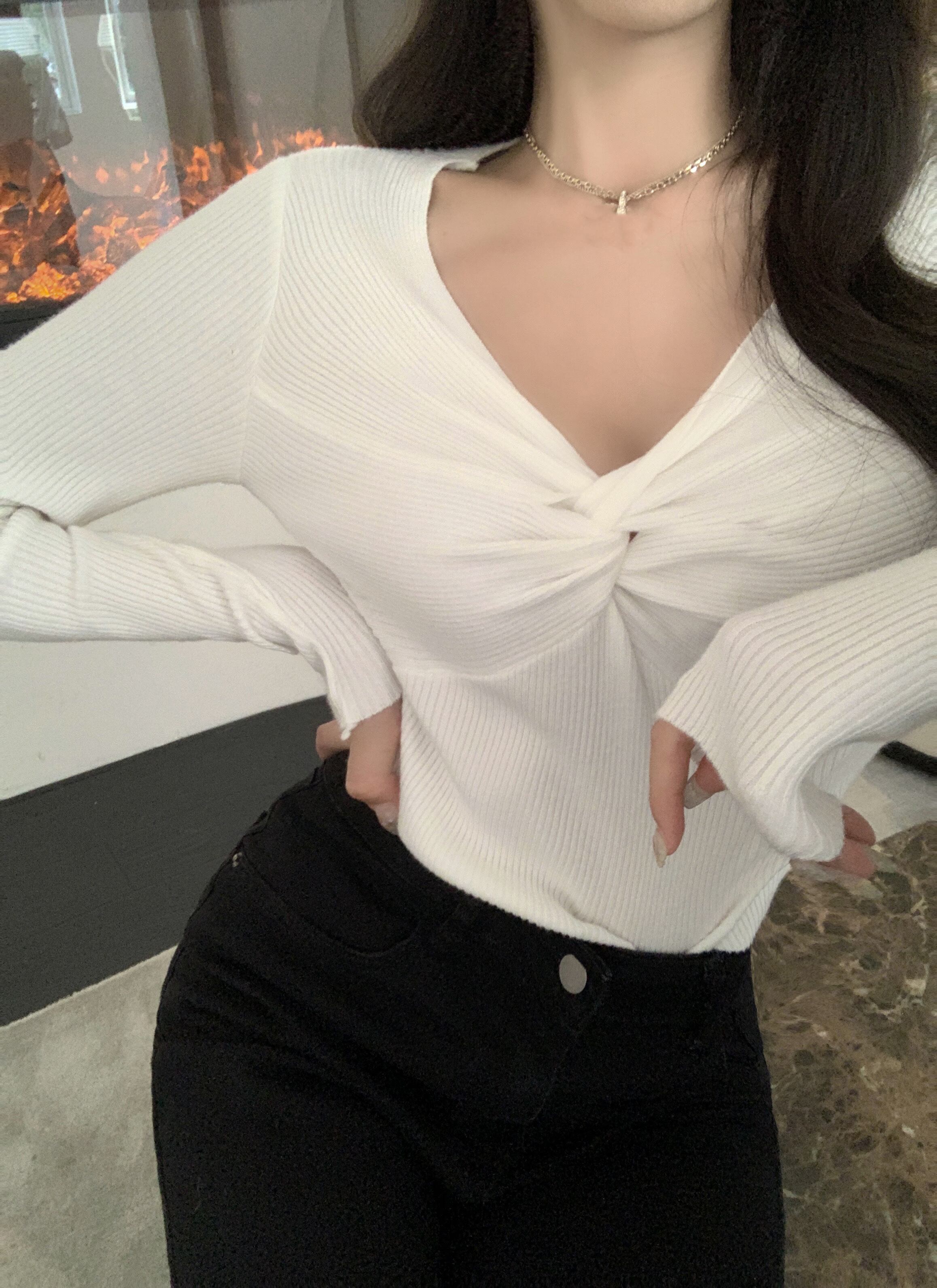 ニットセーター Vネックホワイトシャツ オータムウィンタートップス 秋物 冬物 ブラックストロベリース73948674624