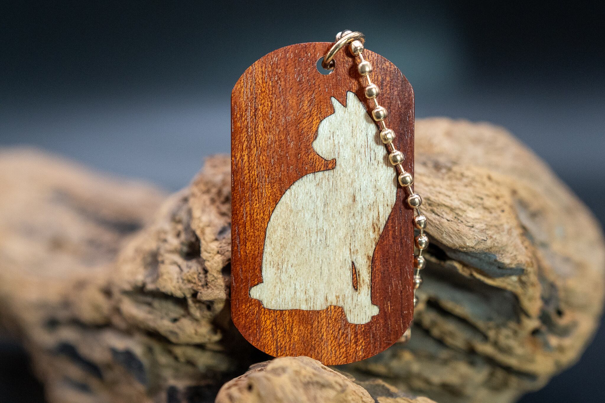 【ブラッドウッド】 サティーネ ドッグタグ象嵌 優雅に座る猫