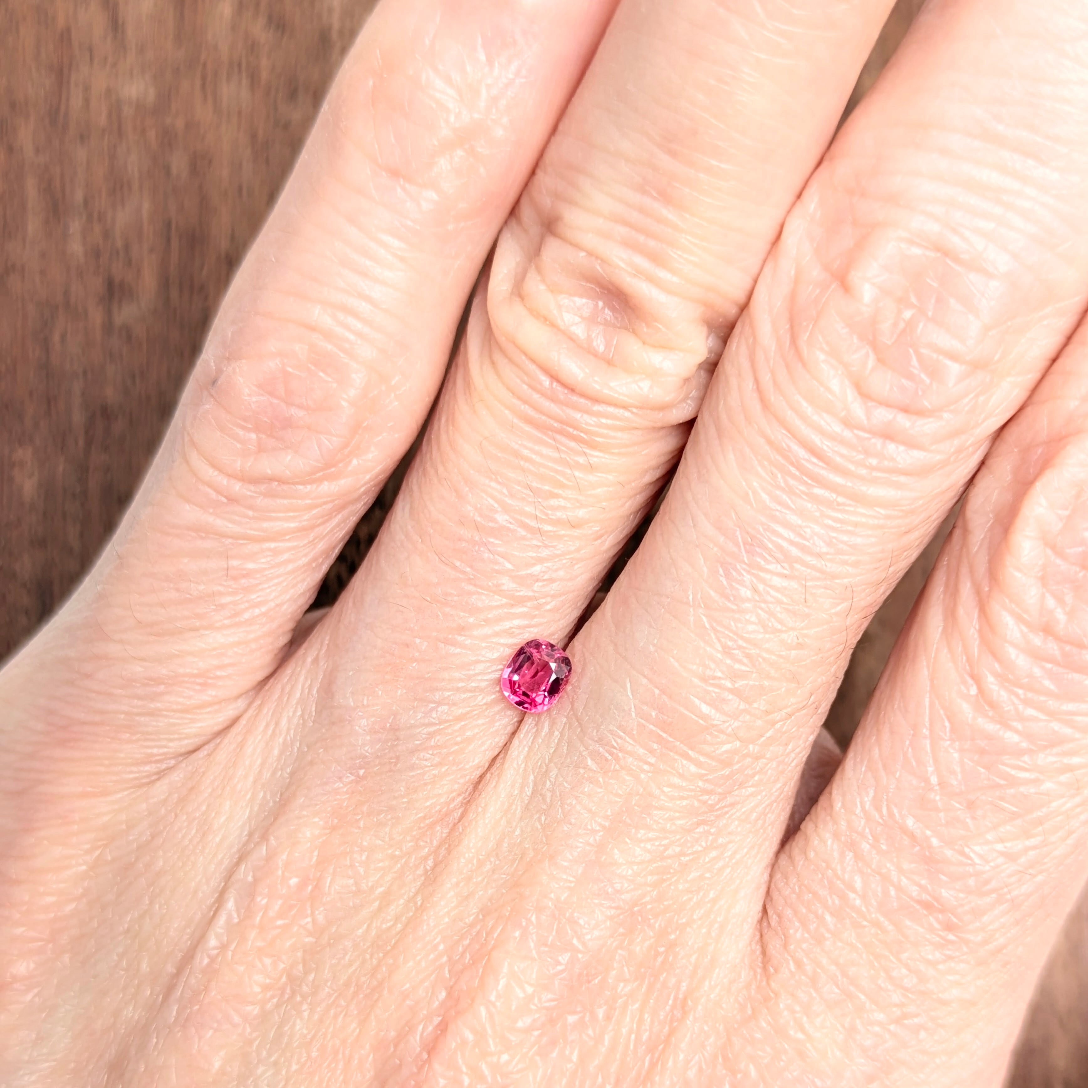 ホットピンクスピネルルース ミャンマー・モゴック産【0.24ct