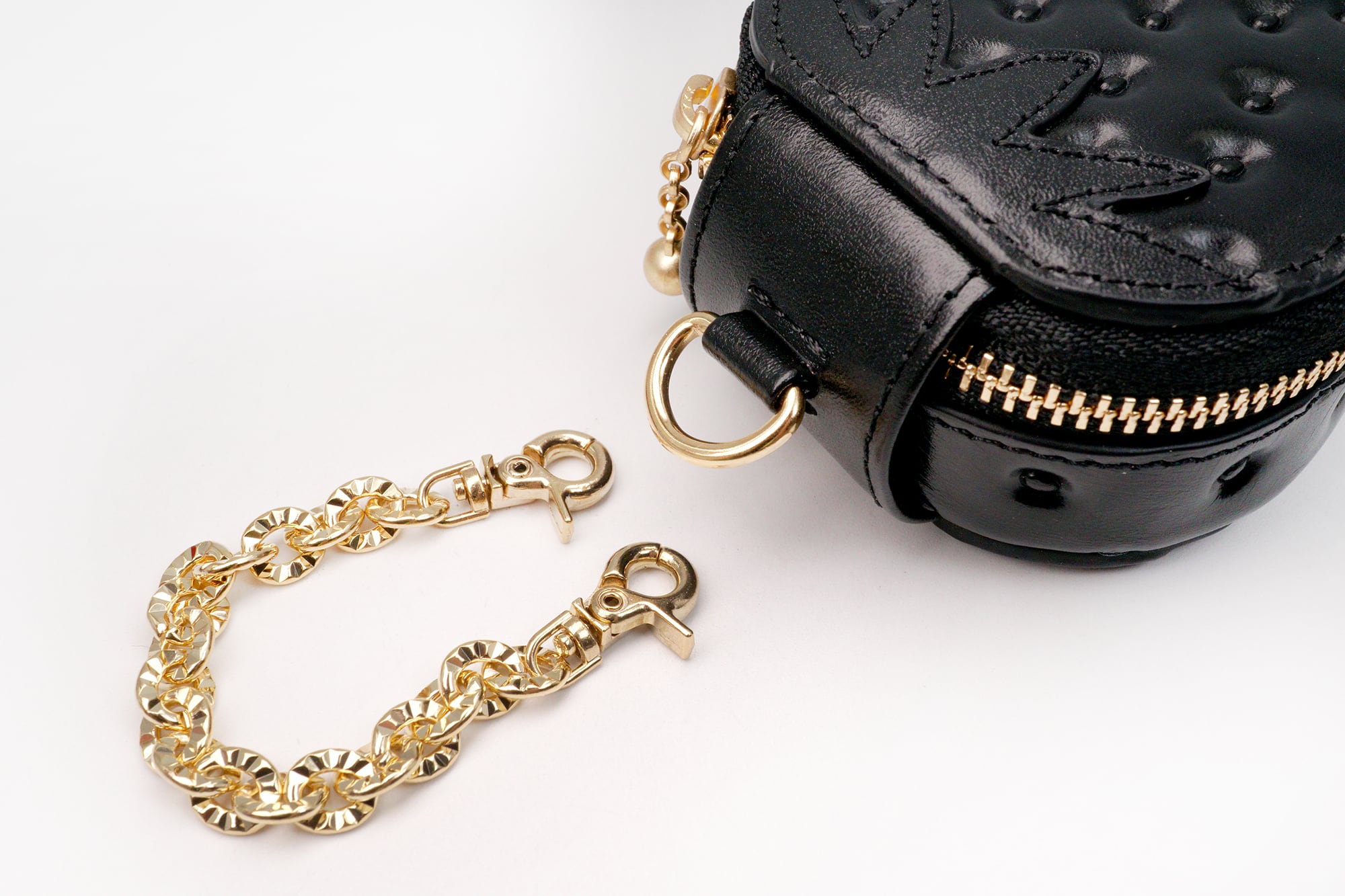 ヘタ付き黒いちごなチャームポーチ（イヤホンケース・小物入れ）／本革