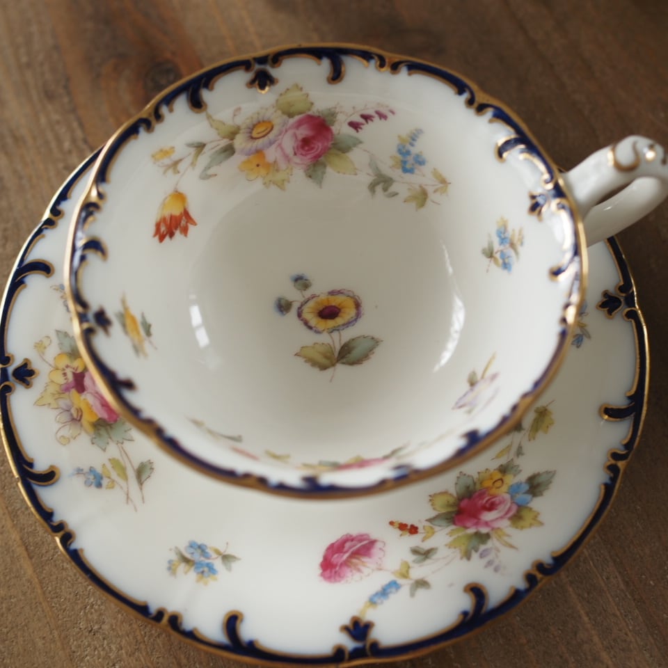 英国コウルドン 金彩と薔薇のブーケが咲く優雅なカップ＆ソーサー