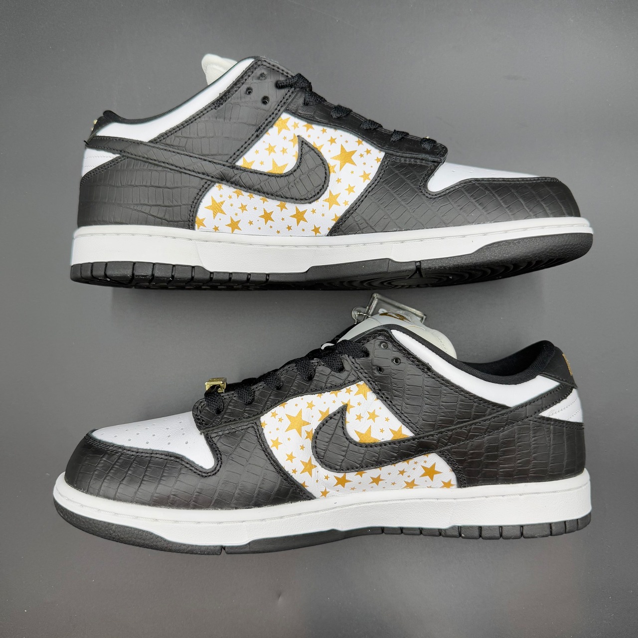 ×SUPREME NIKE SB DUNK LOW OG QS CROC SKIN GOLD STARS BLACK DH3228-102