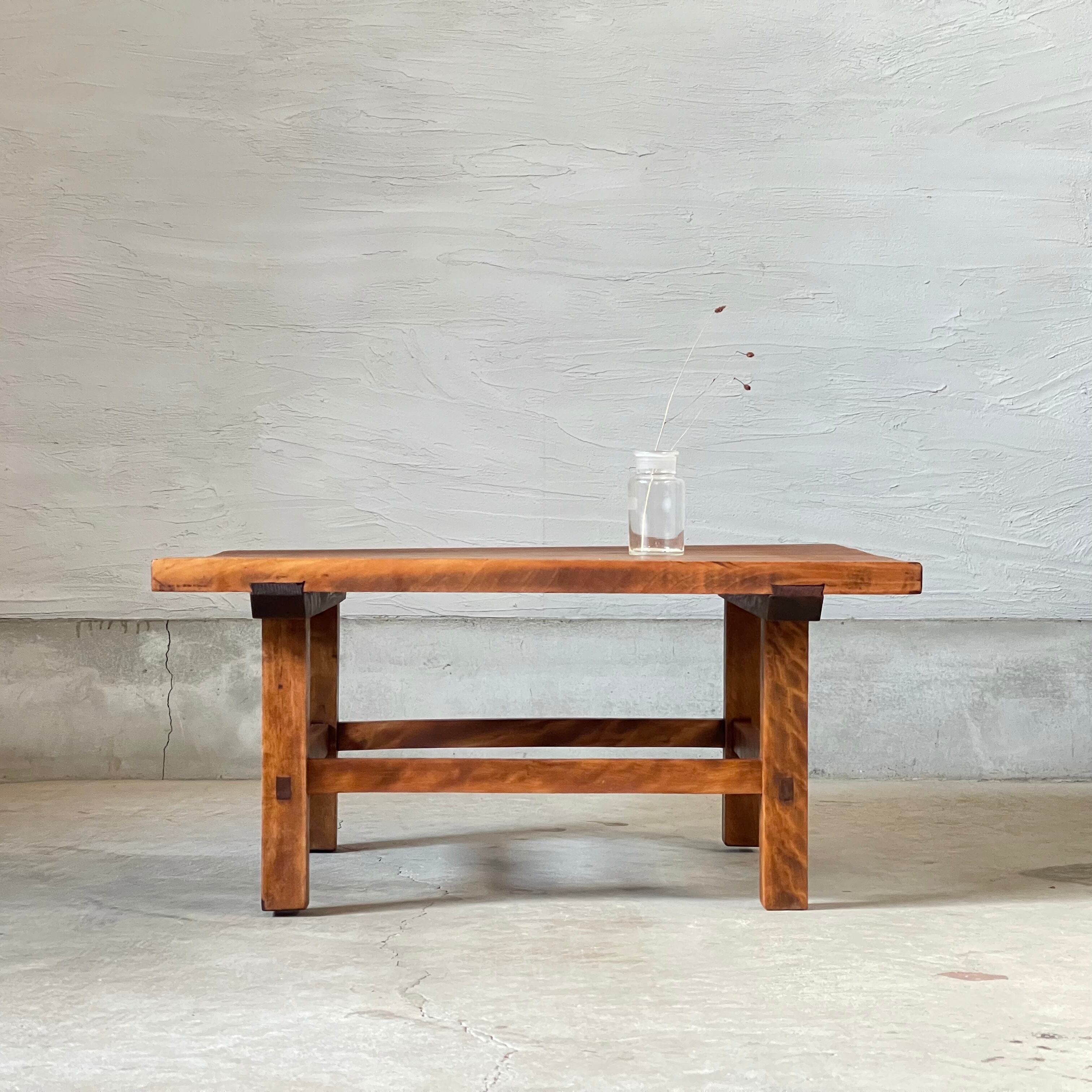 ナチュラルな木味のコーヒーテーブル