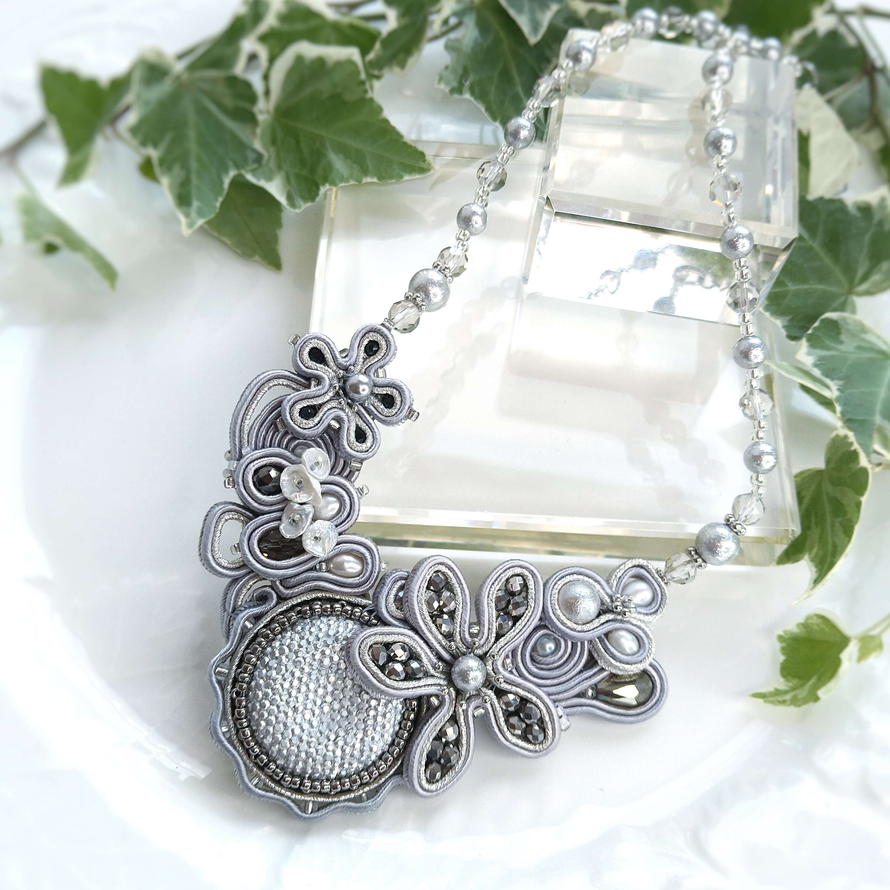 【ネックレス】大人の魅力の華やかなシルバーグレーのフラワーネックレス 日高真理子先生作品