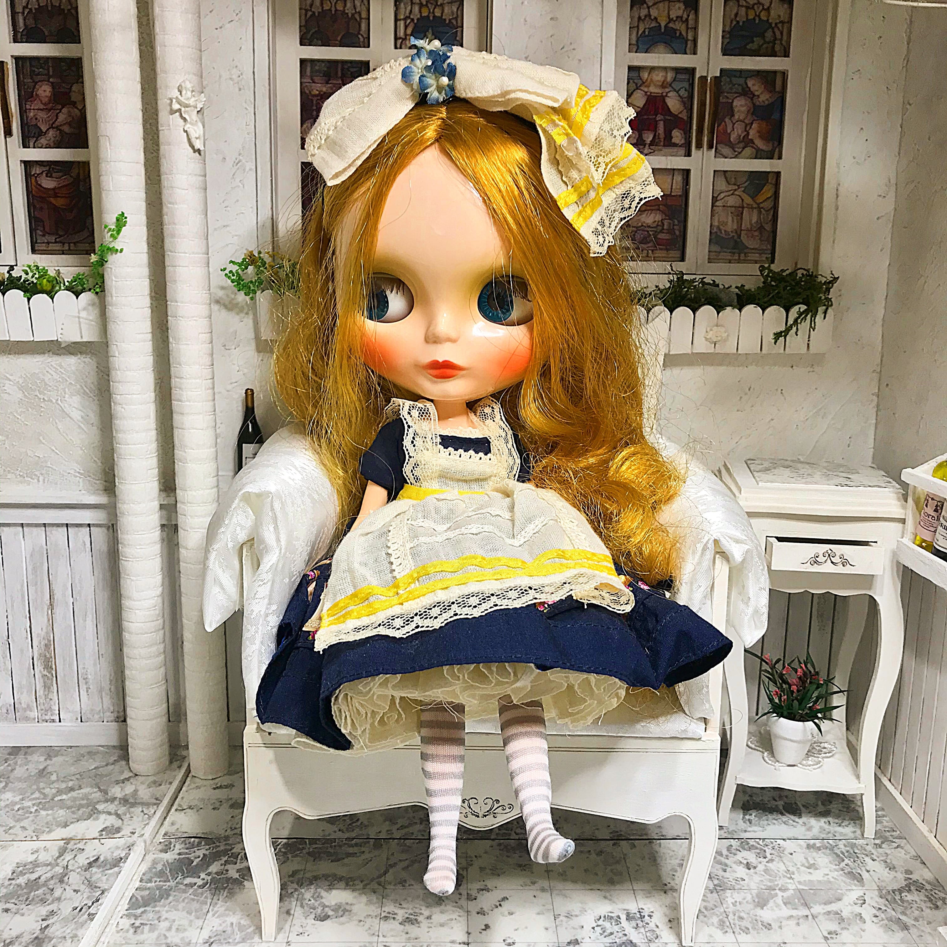 シングルソファ立体彫刻 ホワイト  ドールハウス ミニチュア ハンドメイド ブライス ネオブライス リカちゃん シルバニア アンティーク 木製  家具 ドール 人形