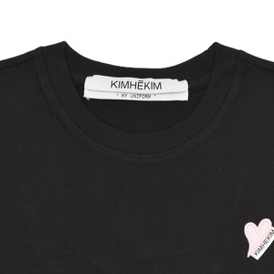 【KIMHEKIM】MINI HEART PATCH SLIM FIT T-SHIRT