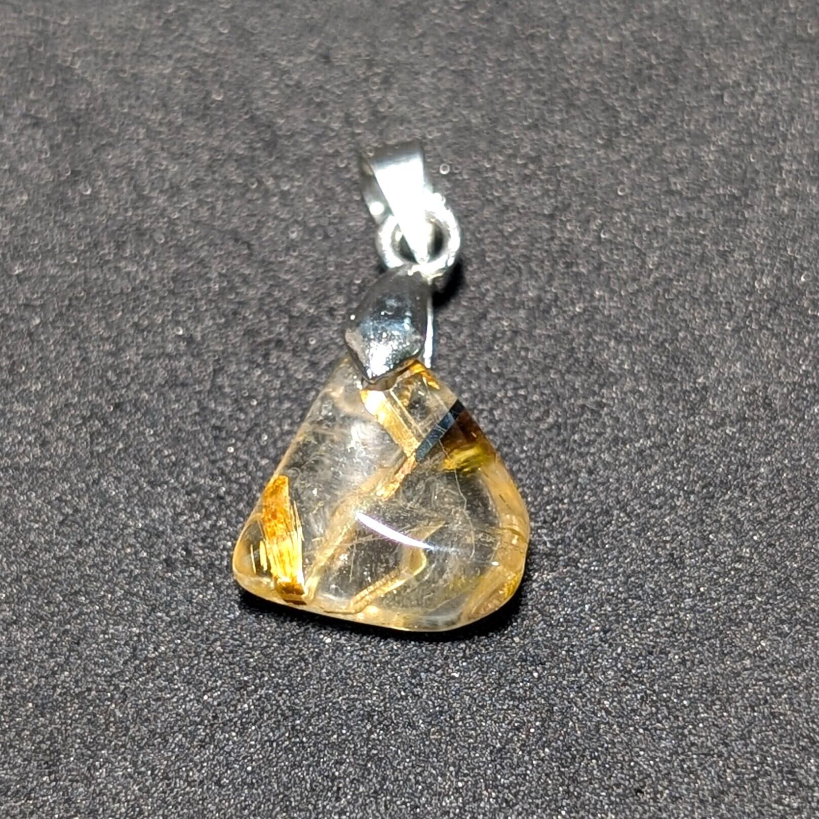 一点物 【豪快な太金針】ゴールドタイチンルチル 10ミリ 1粒売り お守り石 豪快な太金針】ゴールドタイチンルチル 10ミリ 1粒売り 貫通穴あり