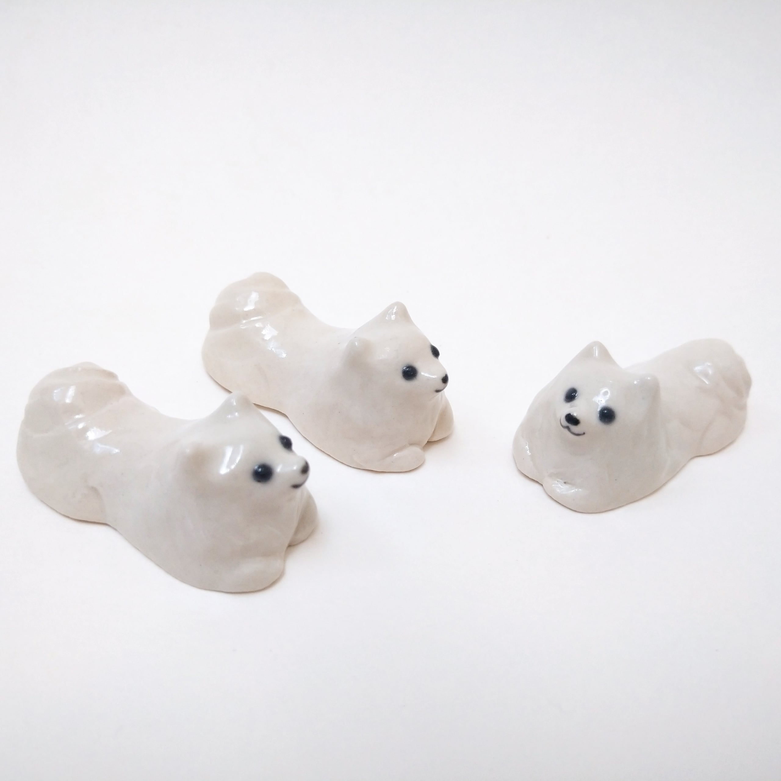 ポメラニアンの箸置き（ホワイト） | 陶器のことり