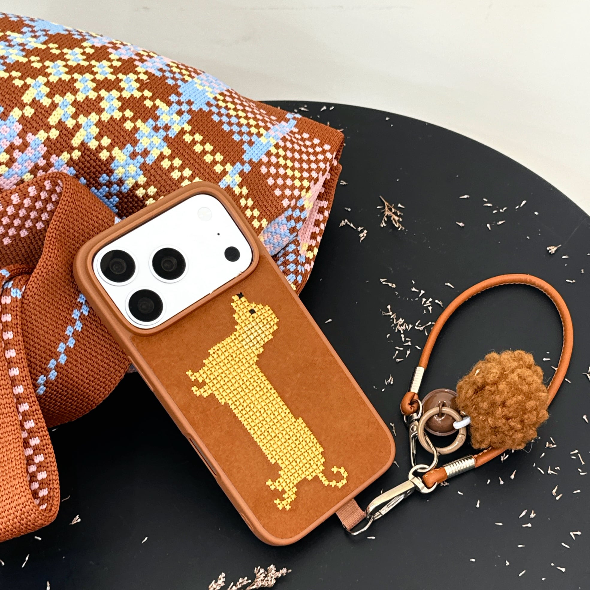 iPhone 17 16 15 14 ケース 犬 刺繍 可愛い ハンドストラップ