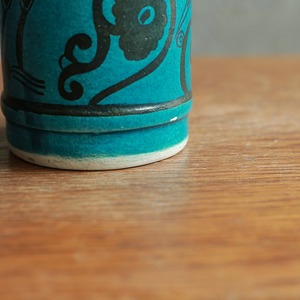 エメラルドグリーンが鮮やかな、美しい模様のフラワーベース