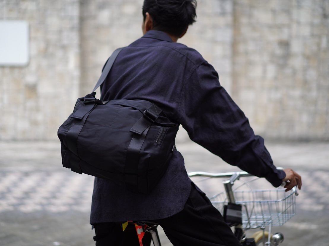 AMIACALVA(アミアカルヴァ) / Gabardine messenger bag Large -Black