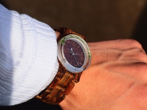 パリサンダを用いた木製腕時計（前フレームは紫陽花と向日葵の葉）