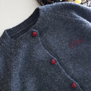 冬ハートボタン付き刺しゅうカーディガン