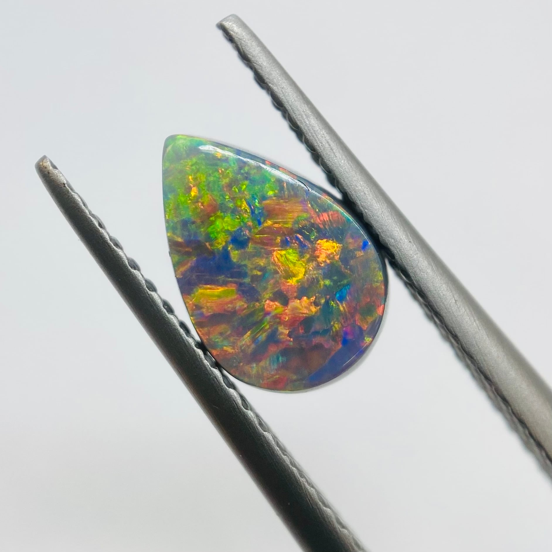 はっきり虹色、色よし形よしブラックオパール