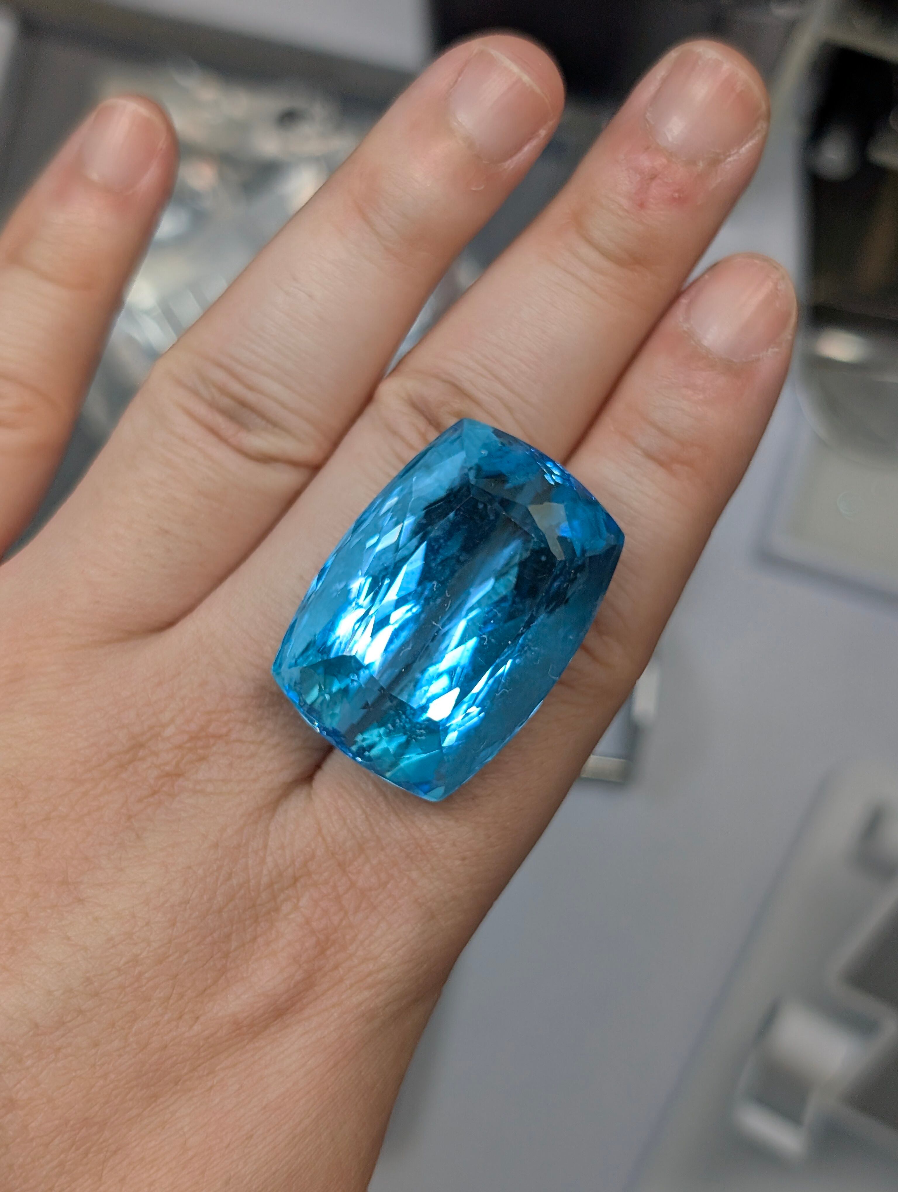 コンケイブカット ブルートパーズ オーバル 重さ19.85ct ふせ ヤラ