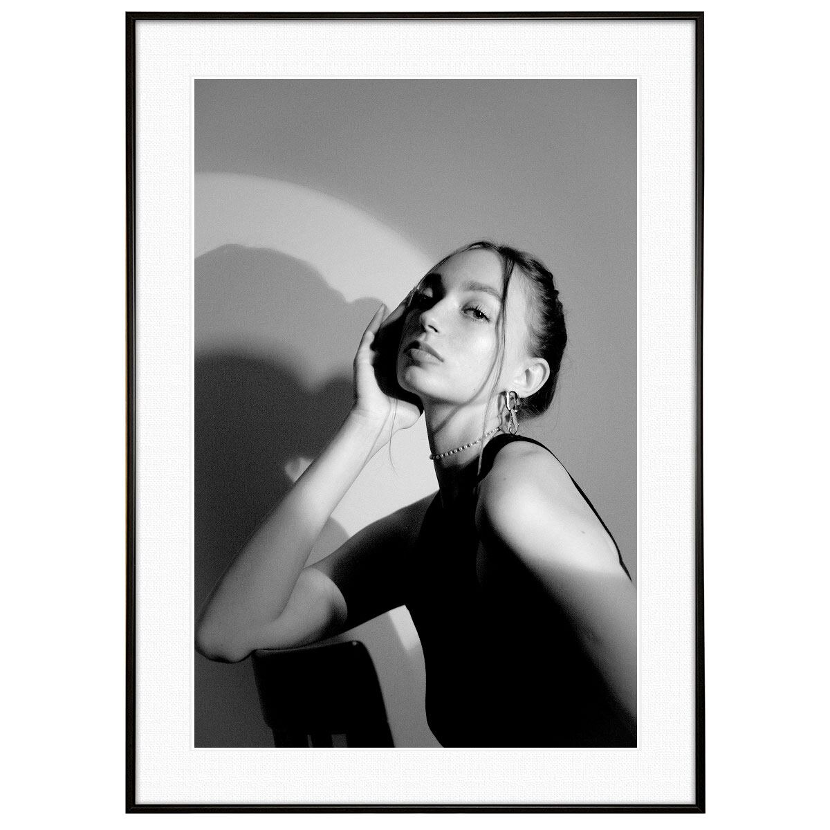 人物写真 こちらを見つめる女性 インテリアモノクロアートポスター額装 AS2413