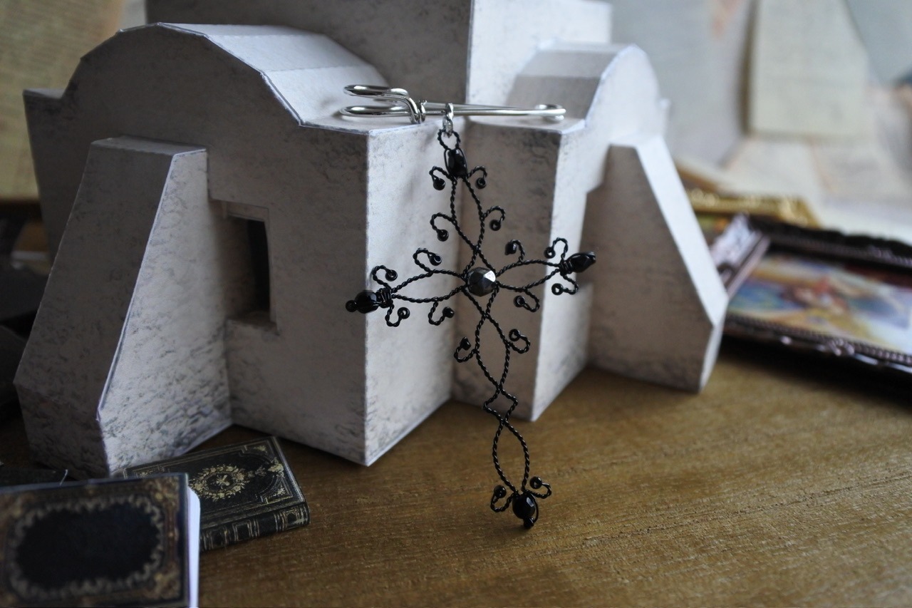 noster（ブローチ・ブラック）