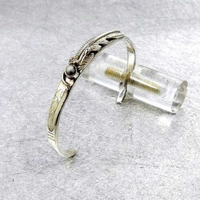 送料無料！ホワイトバッファロー・フェザーシルバーバングル！4