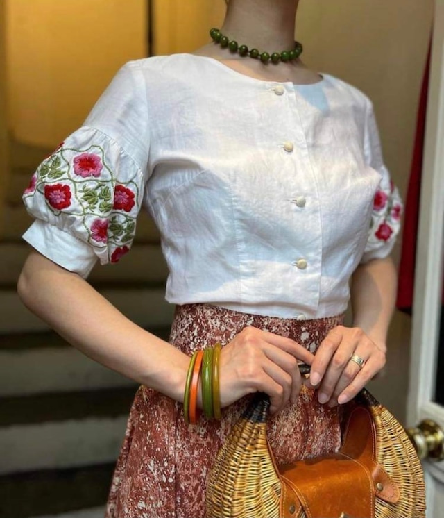 Flower embroidery blouse