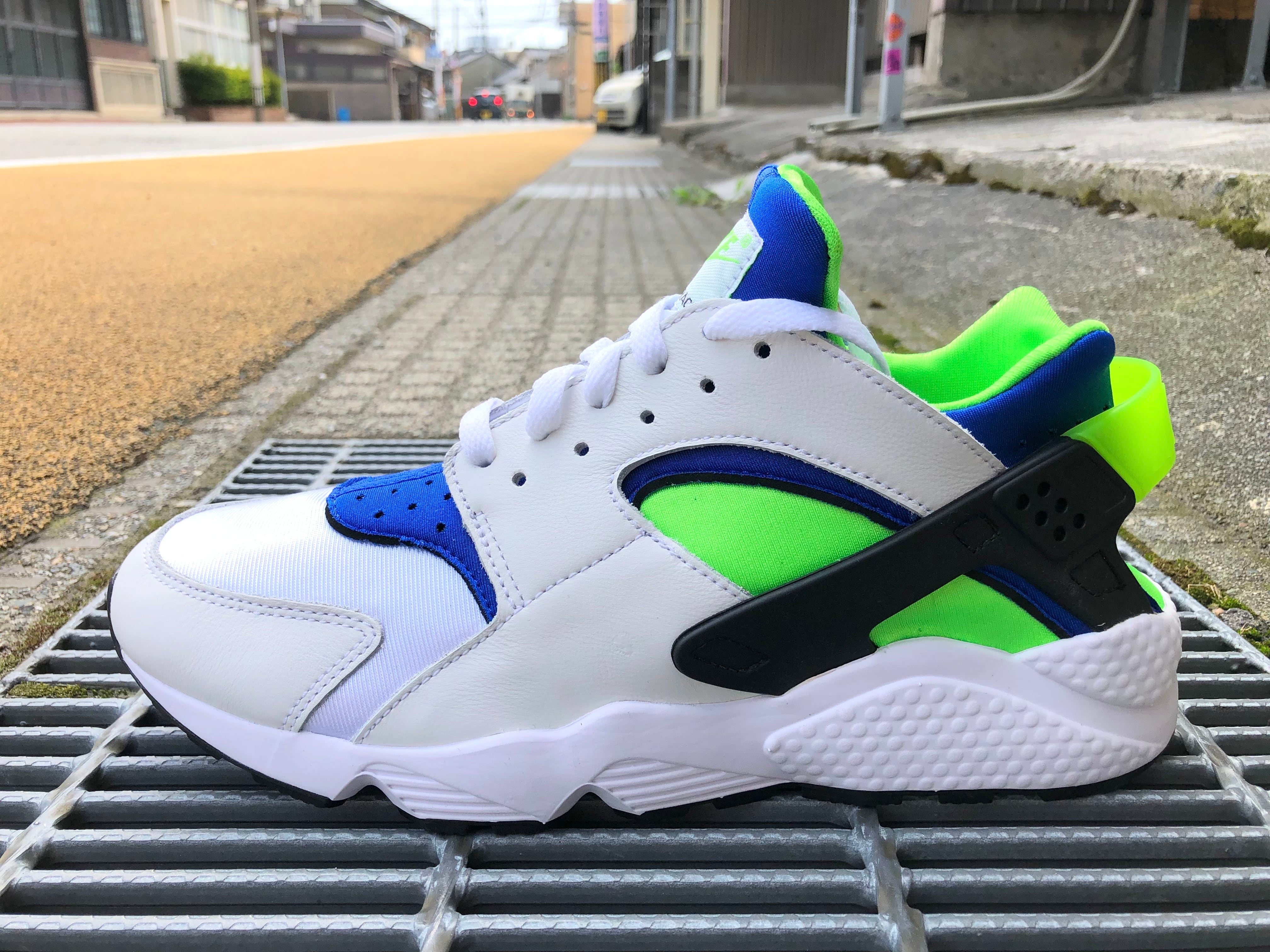 NIKE AIR HUARACHE (WHITE/SCREAM GREEN-ROYAL BLUE) | 