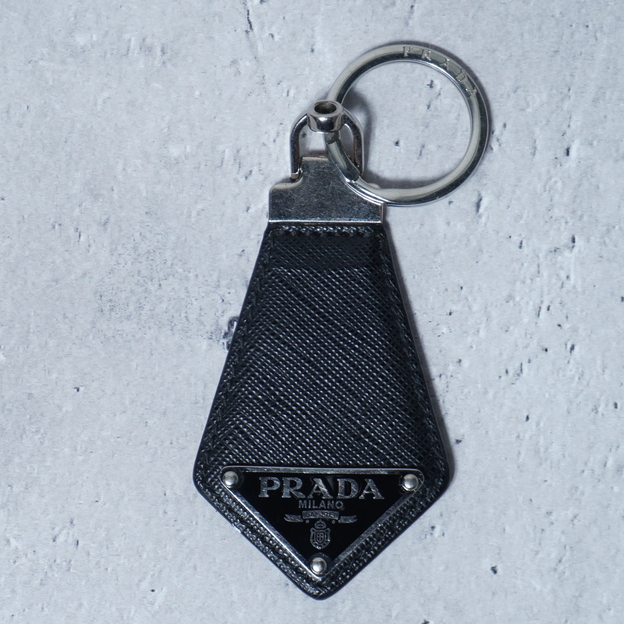 PRADA】プラダ 三角プレートロゴレザーキーリング black | ブランド